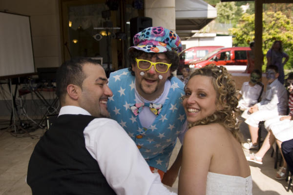 Sposi e invitati durante un gioco del libro Wedding Game