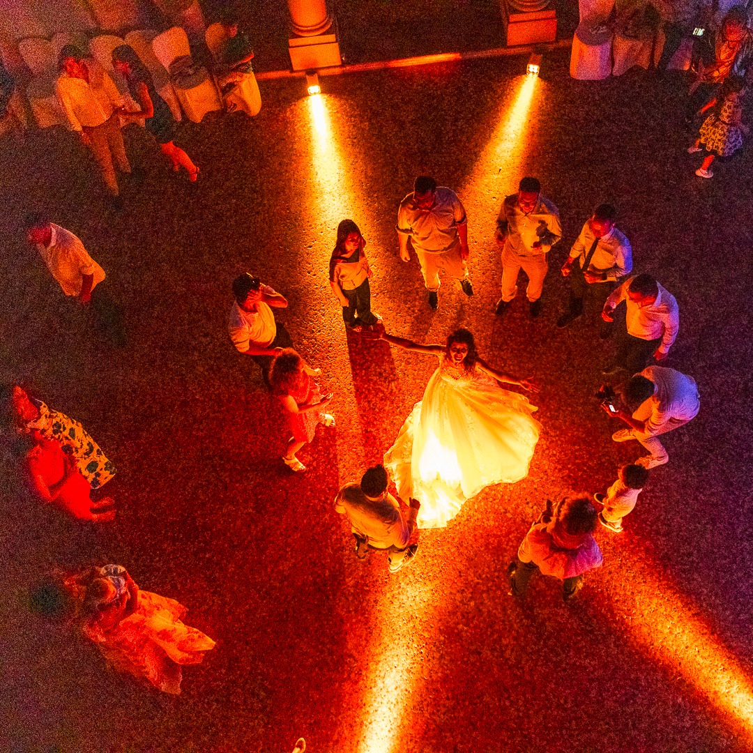 Testimoni e amici degli sposi in un momento di gioco